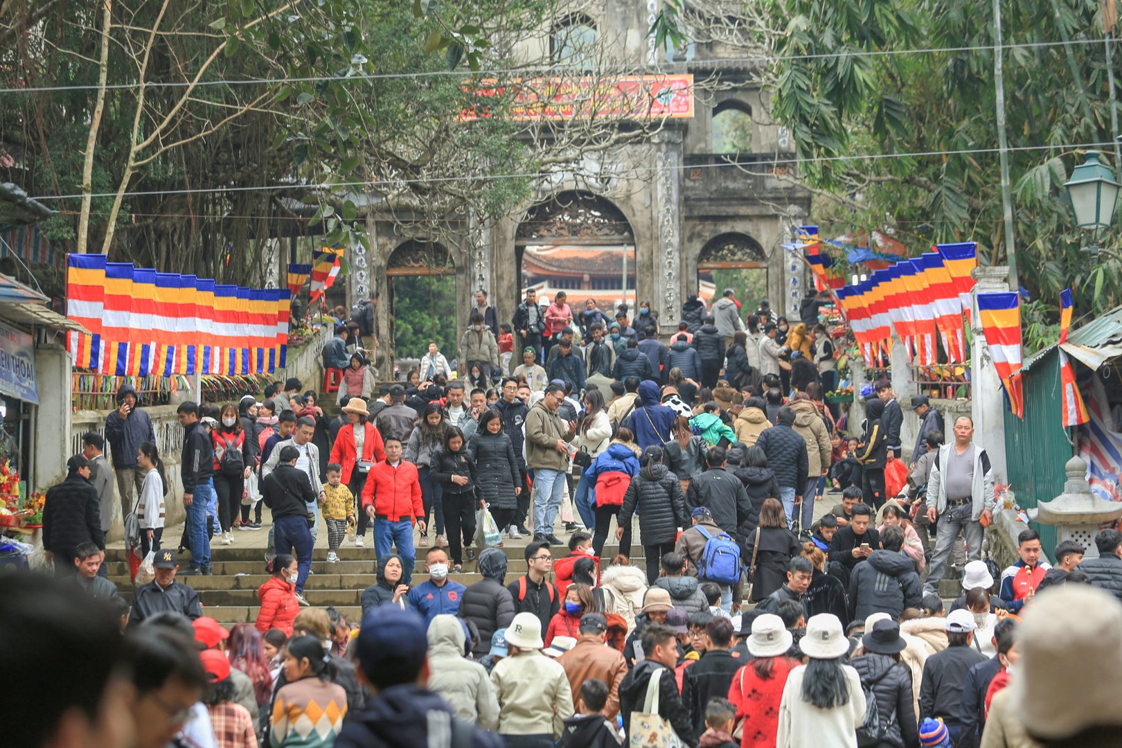 Hàng vạn du khách trẩy hội chùa Hương sau 2 năm gián đoạn vì dịch COVID-19 - Ảnh 14.