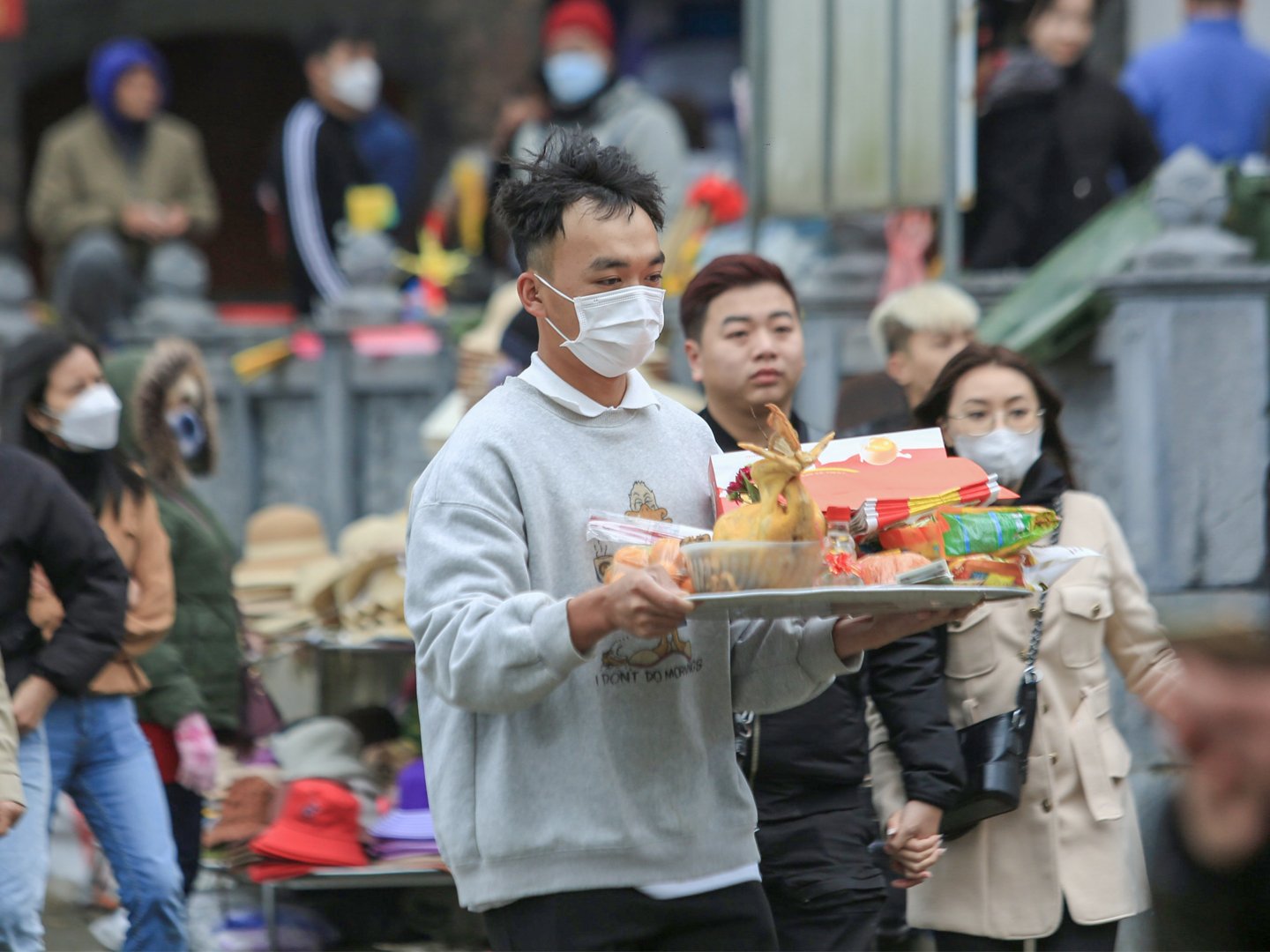 Hàng vạn du khách trẩy hội chùa Hương sau 2 năm gián đoạn vì dịch COVID-19 - Ảnh 9.