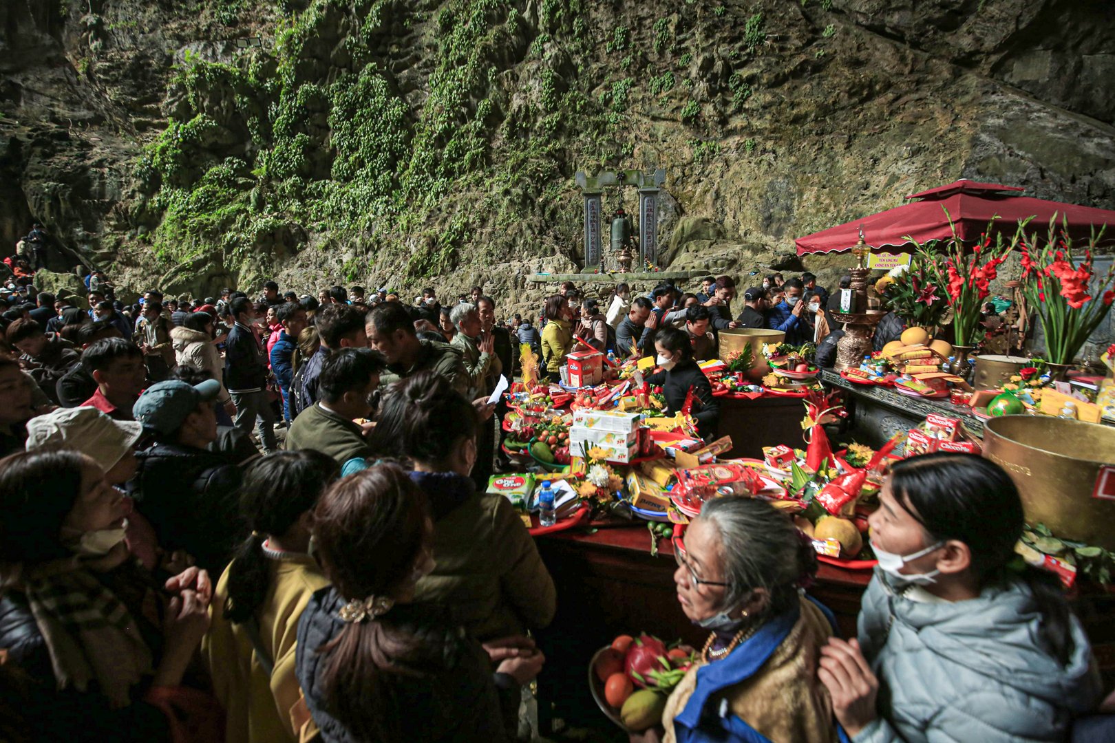 Hàng vạn du khách trẩy hội chùa Hương sau 2 năm gián đoạn vì dịch COVID-19 - Ảnh 16.