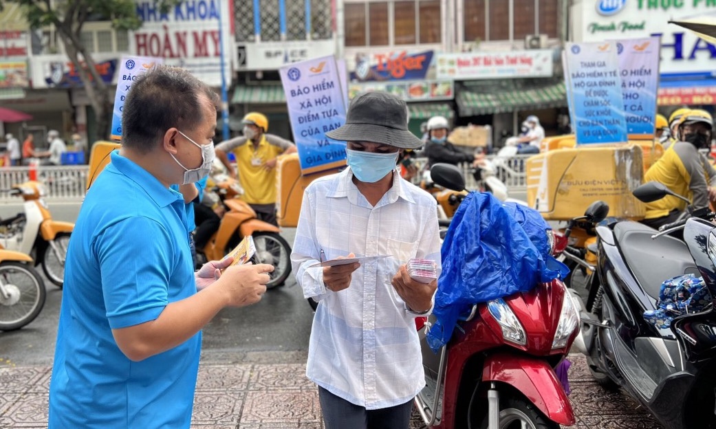 Trên 75.000 người tham gia BHXH tự nguyện, BHYT gia đình trong ngày đầu vận động BHXH toàn dân
 - Ảnh 1.