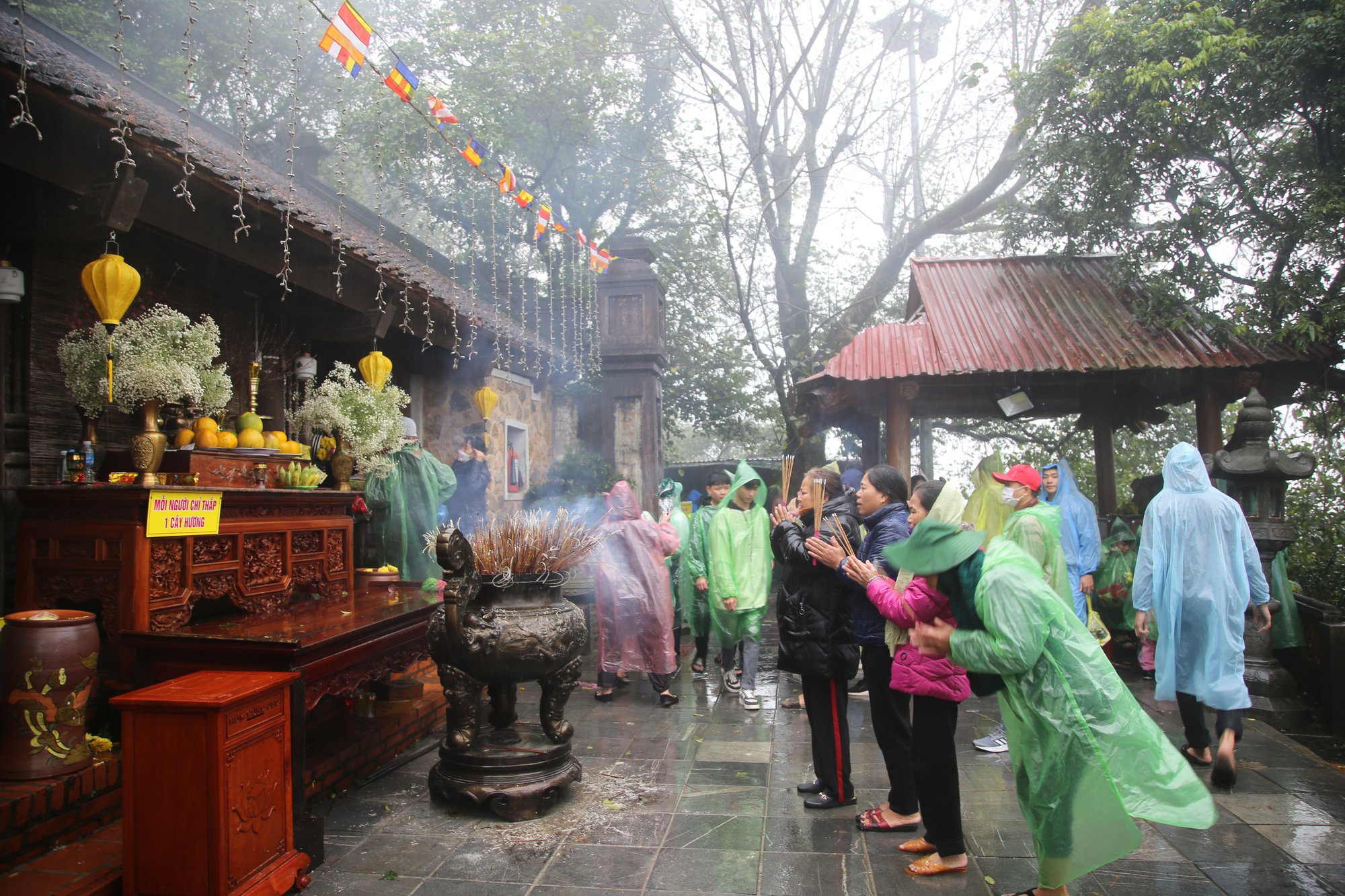 Mưa rét, hàng ngàn người vẫn đổ về chùa Hương Tích vãn cảnh đầu năm - Ảnh 8.