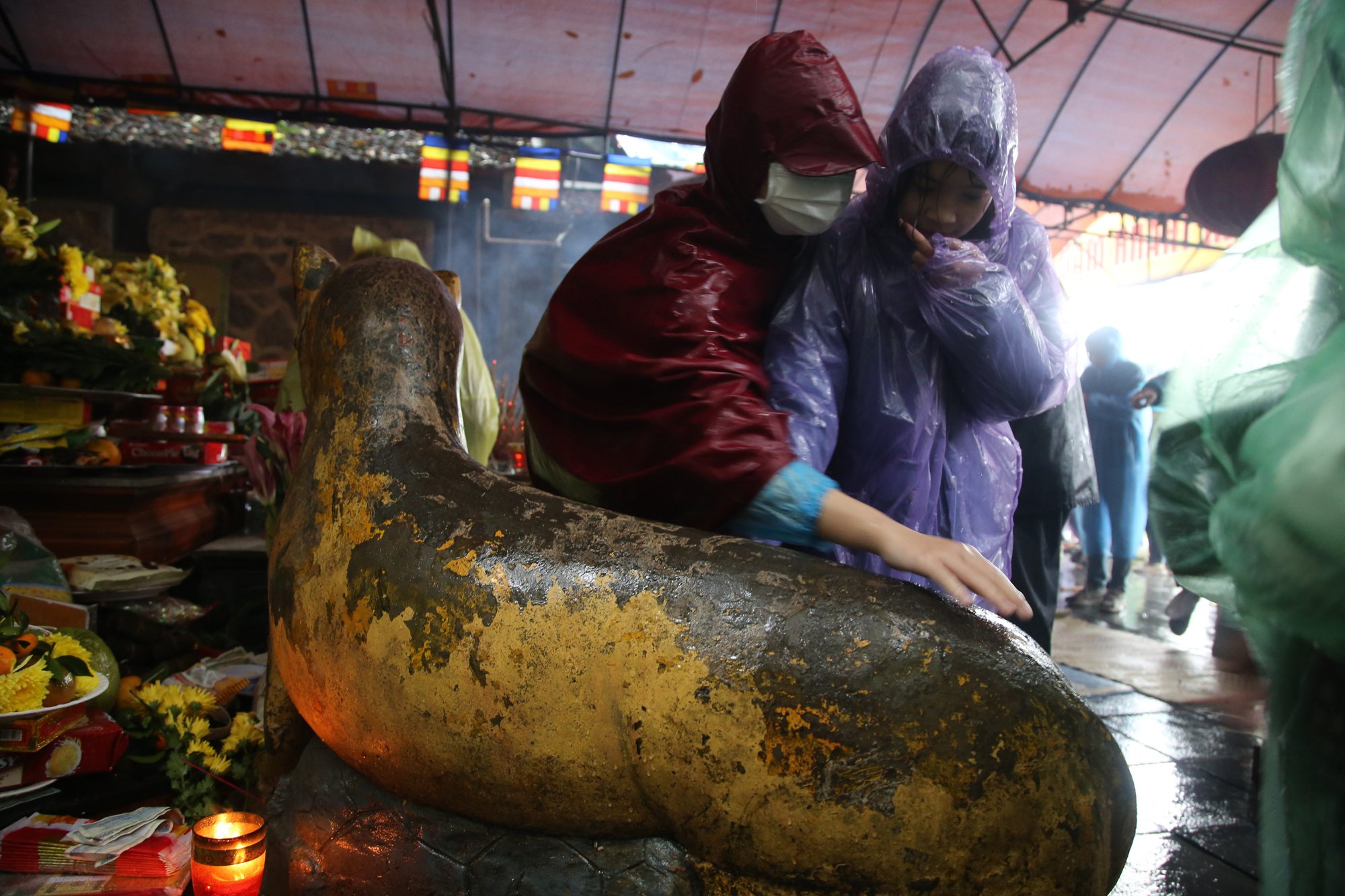 Mưa rét, hàng ngàn người vẫn đổ về chùa Hương Tích vãn cảnh đầu năm - Ảnh 10.