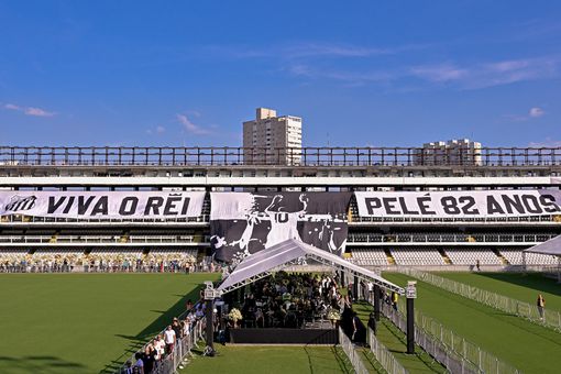 Hàng trăm nghìn người hâm mộ rơi lệ tiếc thương Vua bóng đá Pele trong tang lễ - Ảnh 12.
