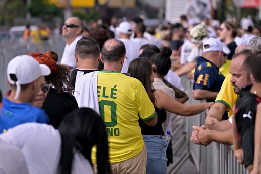 Hàng trăm nghìn người hâm mộ rơi lệ tiếc thương Vua bóng đá Pele trong tang lễ - Ảnh 14.
