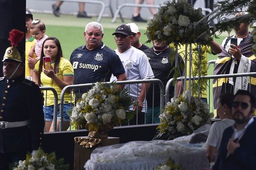 Hàng trăm nghìn người hâm mộ rơi lệ tiếc thương Vua bóng đá Pele trong tang lễ - Ảnh 8.