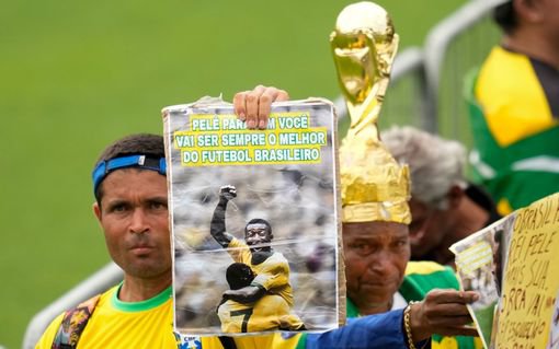 Hàng trăm nghìn người hâm mộ rơi lệ tiếc thương Vua bóng đá Pele trong tang lễ