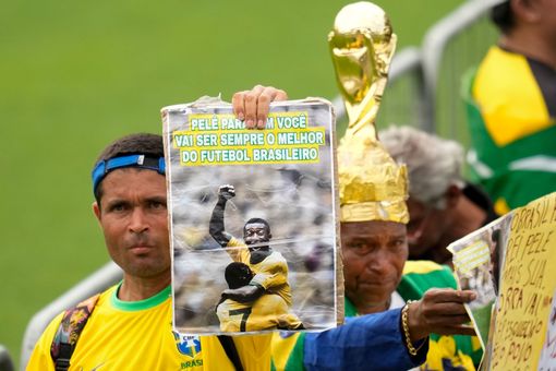 Hàng trăm nghìn người hâm mộ rơi lệ tiếc thương Vua bóng đá Pele trong tang lễ - Ảnh 3.