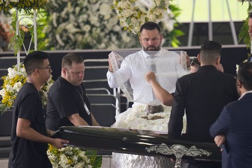 Hàng trăm nghìn người hâm mộ rơi lệ tiếc thương Vua bóng đá Pele trong tang lễ - Ảnh 7.