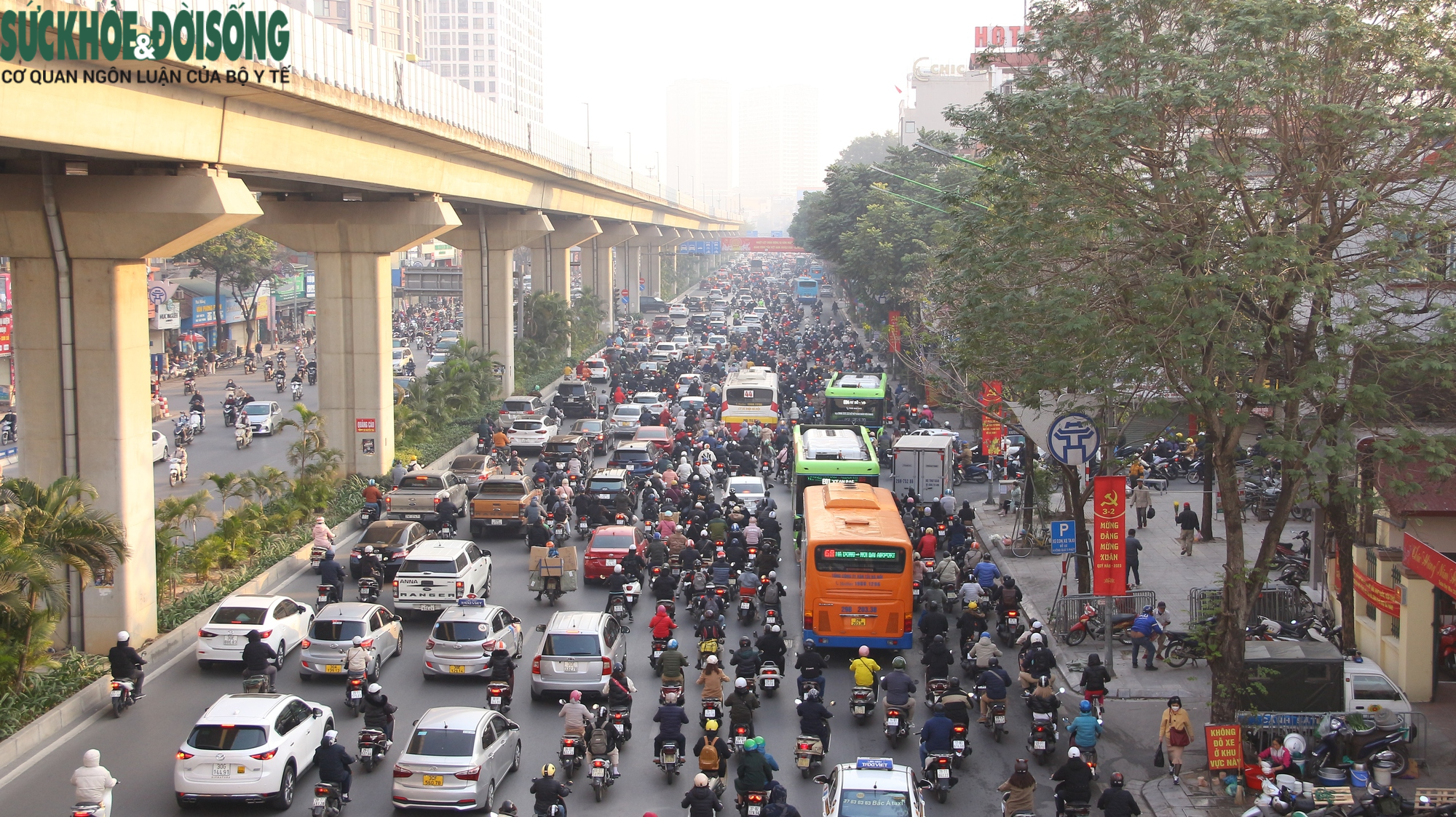 Đường phố Hà Nội đông đúc trở lại sau kỳ nghỉ Tết - Ảnh 3.