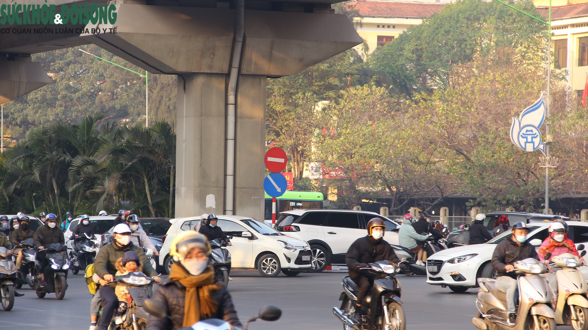 Đường phố Hà Nội đông đúc trở lại sau kỳ nghỉ Tết - Ảnh 12.