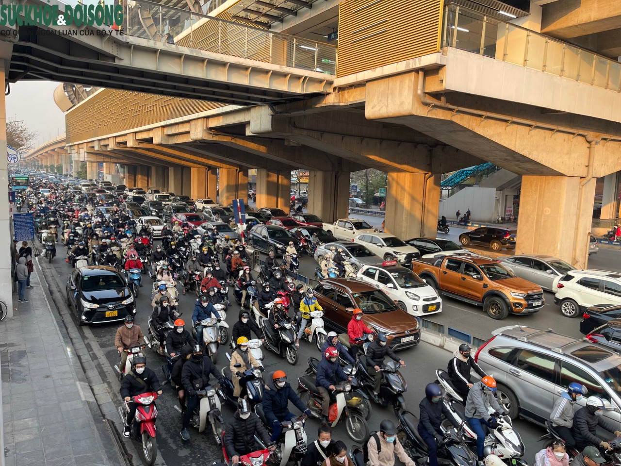 Ngày đầu tuần đi làm sau nghỉ Tết, nhiều tuyến đường ùn tắc tại Hà Nội - Ảnh 3.