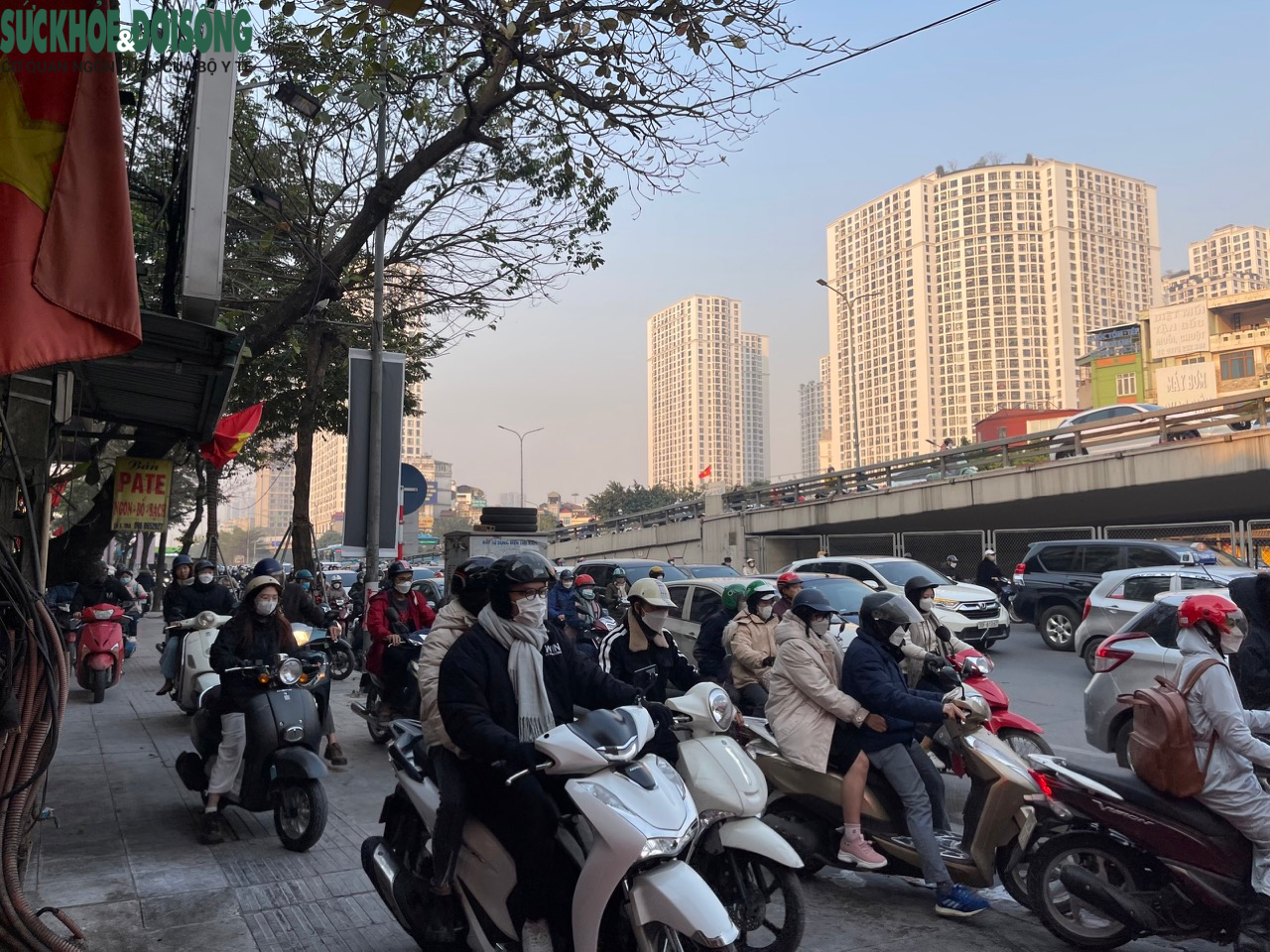 Ngày đầu tuần đi làm sau nghỉ Tết, nhiều tuyến đường ùn tắc tại Hà Nội - Ảnh 4.