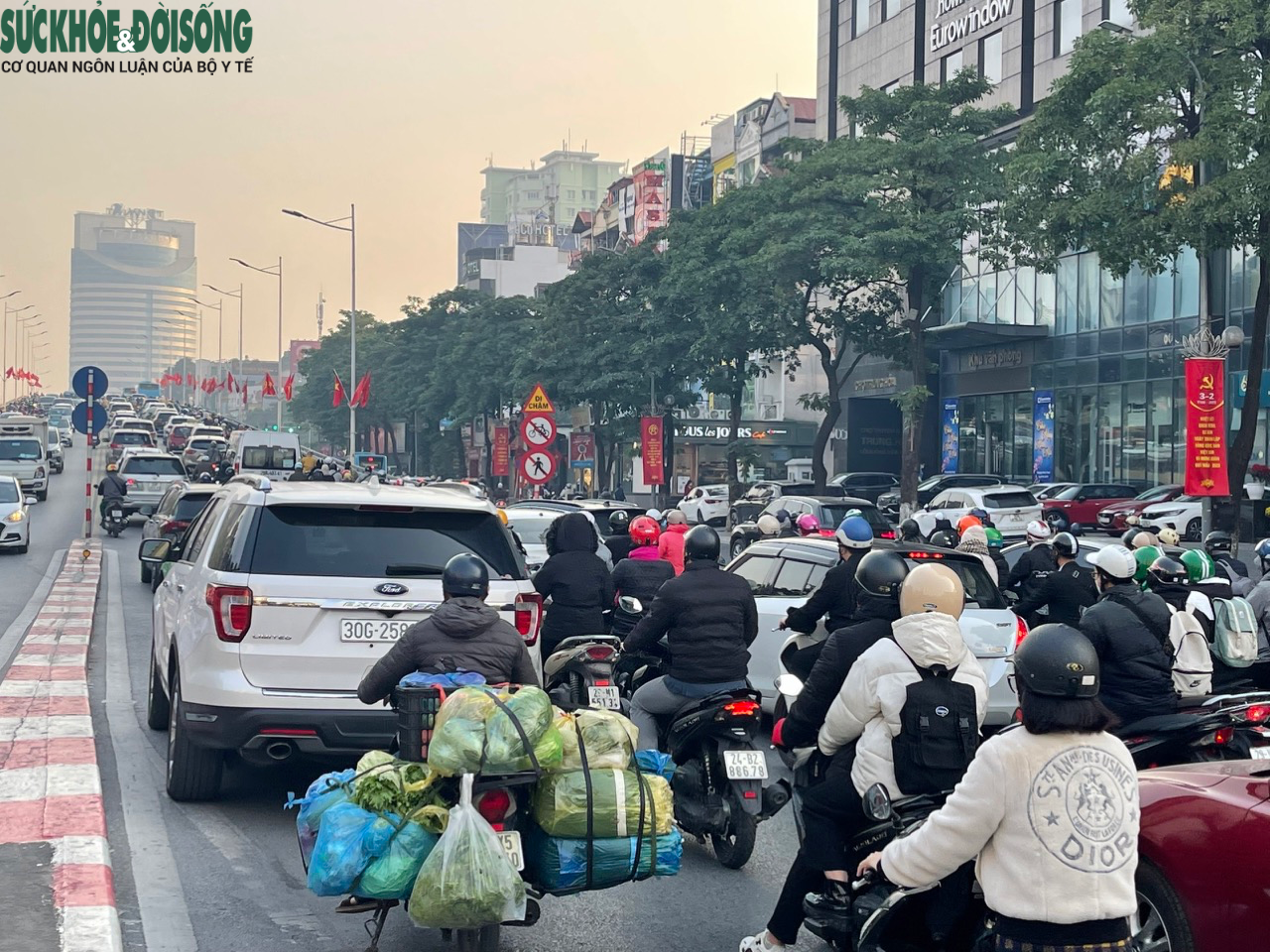 Ngày đầu tuần đi làm sau nghỉ Tết, nhiều tuyến đường ùn tắc tại Hà Nội - Ảnh 7.