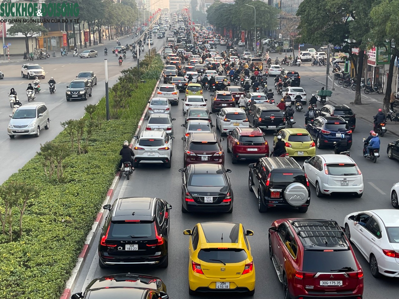 Ngày đầu tuần đi làm sau nghỉ Tết, nhiều tuyến đường ùn tắc tại Hà Nội - Ảnh 8.