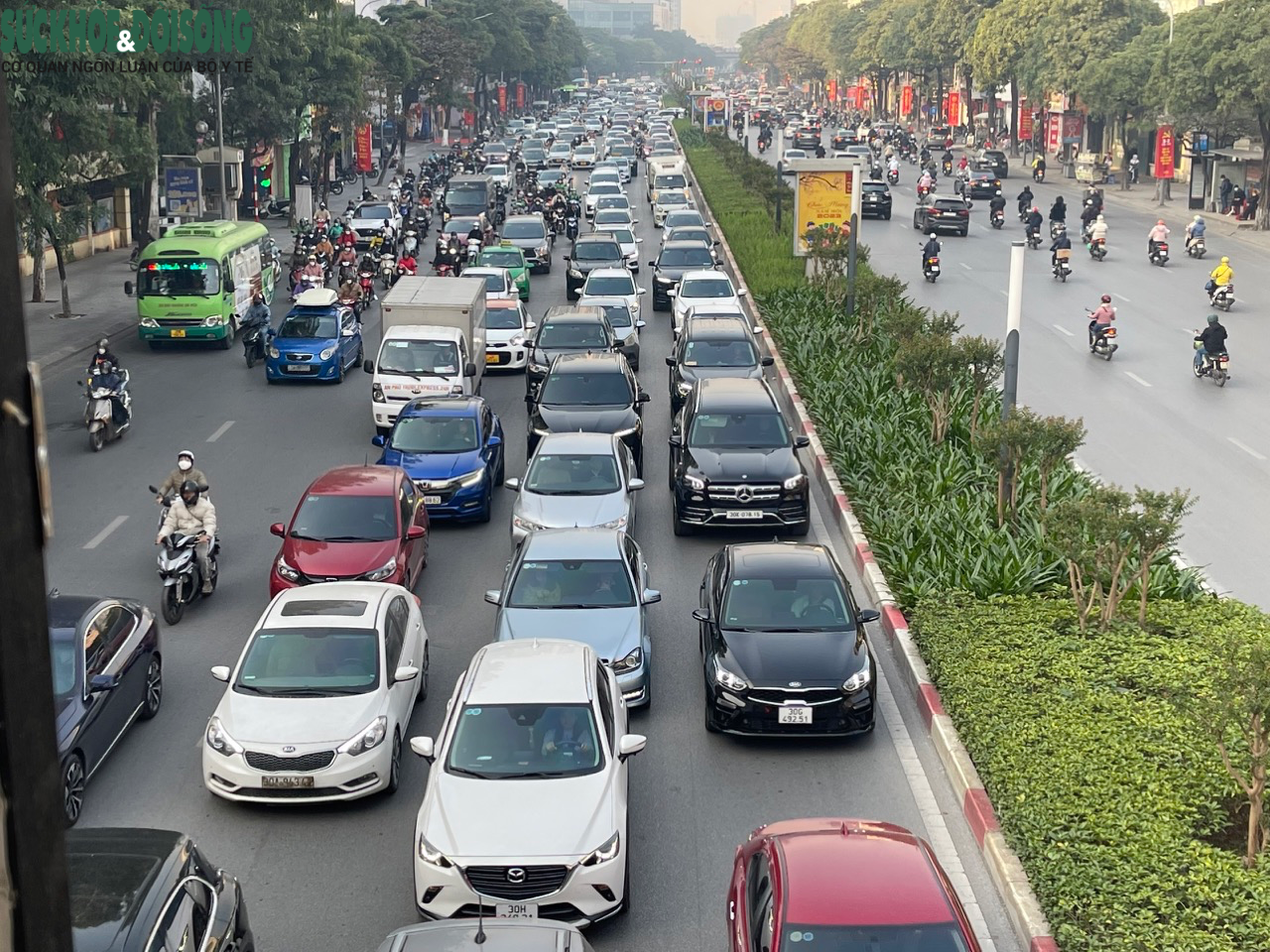Ngày đầu tuần đi làm sau nghỉ Tết, nhiều tuyến đường ùn tắc tại Hà Nội - Ảnh 9.