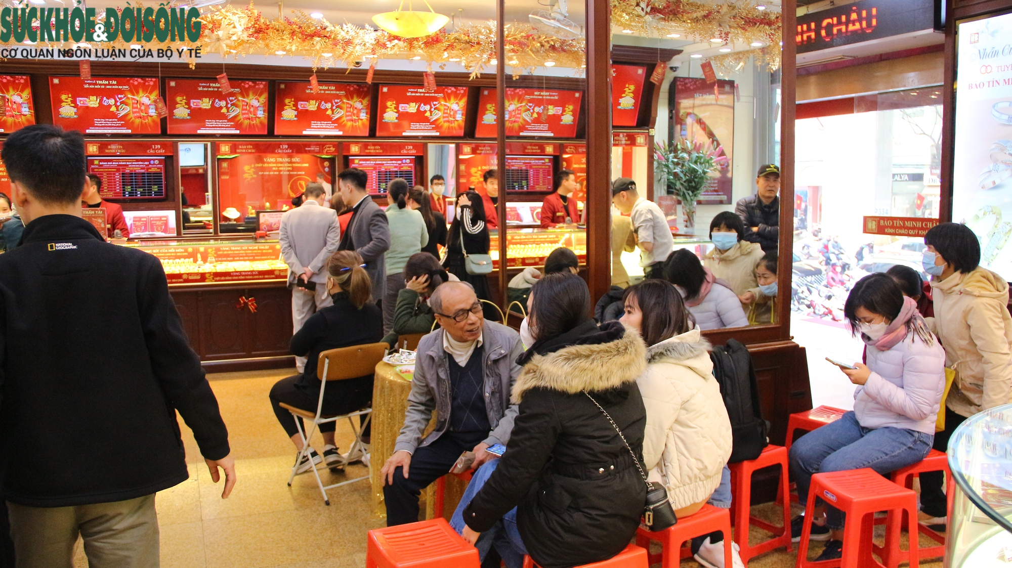 Mở cửa gần như 24/24h, các tiệm vàng sẵn sàng phục vụ khách hàng ngày vía Thần Tài - Ảnh 2.