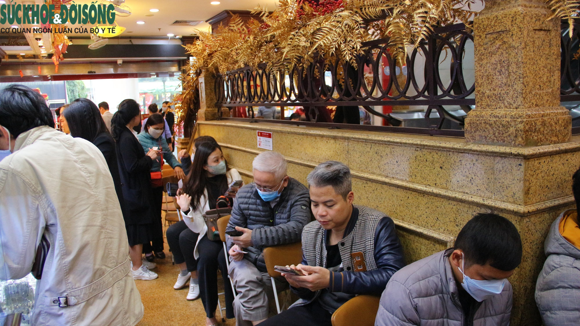 Mở cửa gần như 24/24h, các tiệm vàng sẵn sàng phục vụ khách hàng ngày vía Thần Tài - Ảnh 3.