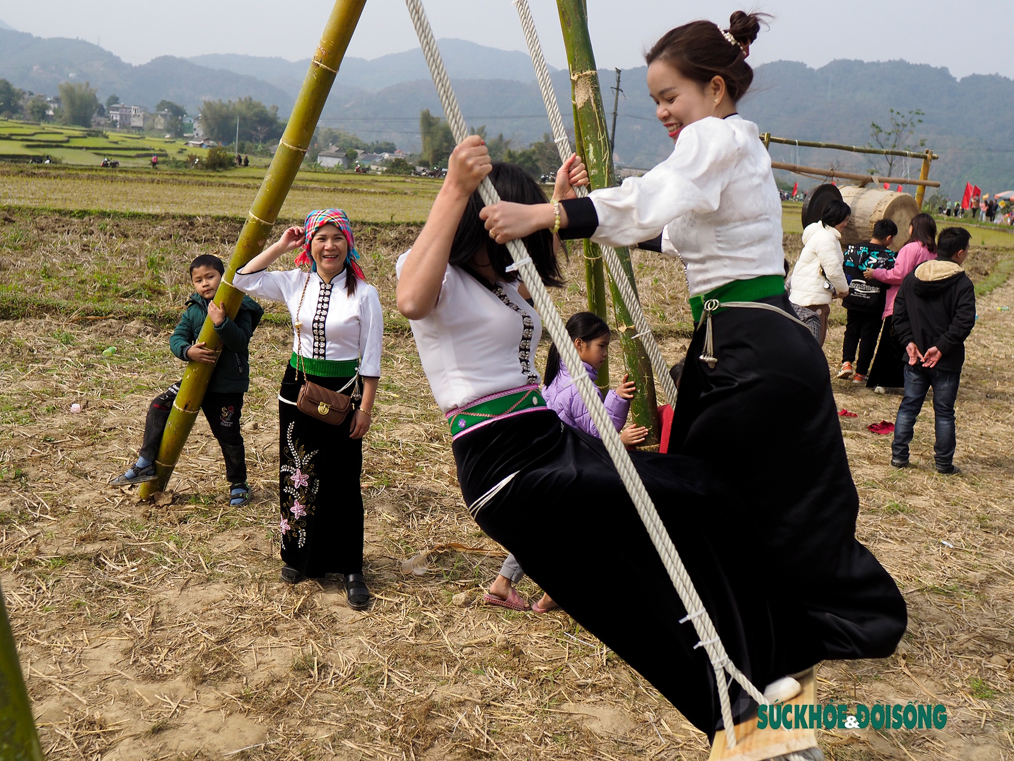 Rạng ngời nụ cười sơn nữ tại lễ hội Lùng Tùng của dân tộc Thái  - Ảnh 1.