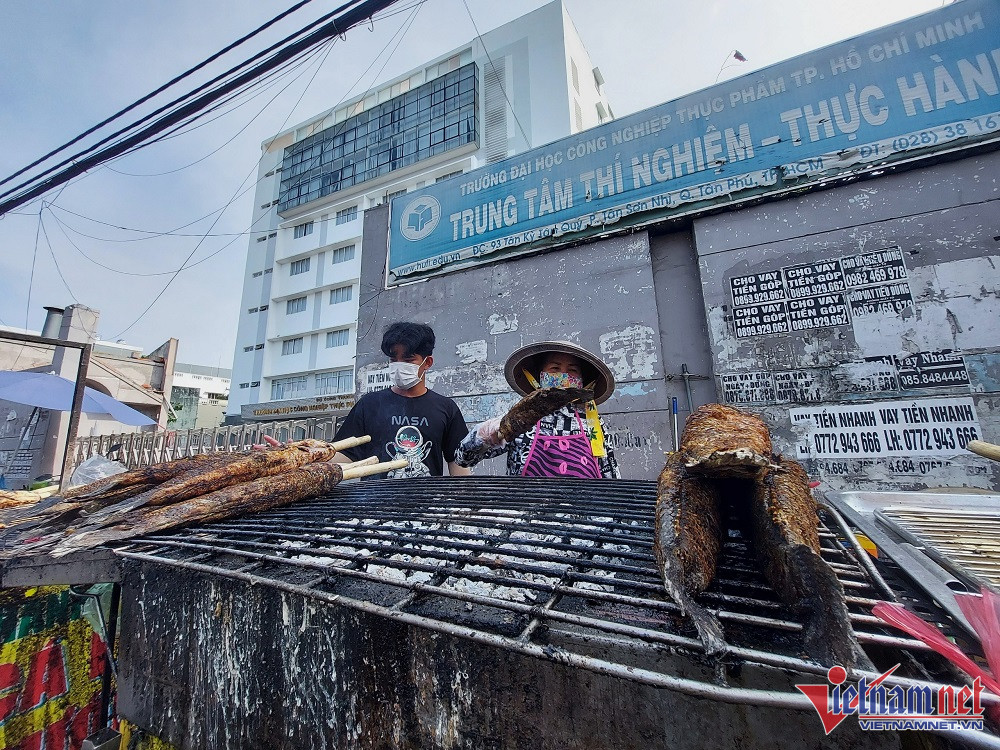 Bán cá lóc nướng cúng Thần Tài, quán vỉa hè chờ thu cả tỷ đồng trong một ngày - Ảnh 2.