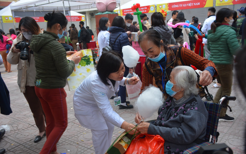 Ấm lòng hội chợ Xuân 0 đồng cho người bệnh về quê ăn Tết