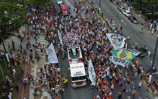 Tang lễ 'vua bóng đá' Pele: Xe cứu hỏa rước linh cữu khắp đường phố Santos