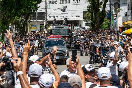 Tang lễ Pele: Xe cứu hỏa rước linh cữu Pele khắp đường phố Santos, đưa Vua bóng đá về nơi an nghỉ cuối cùng - Ảnh 11.
