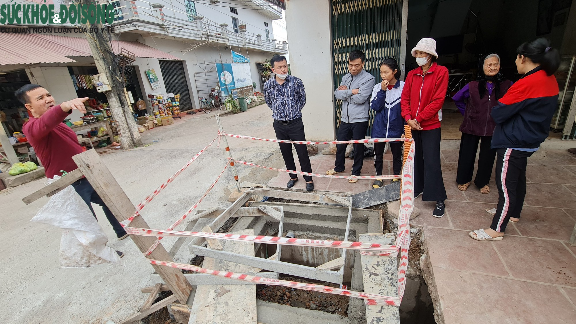 Hiện trường vụ bé gái 3 tuổi rơi xuống cống thoát nước ở Bắc Giang - Ảnh 1.
