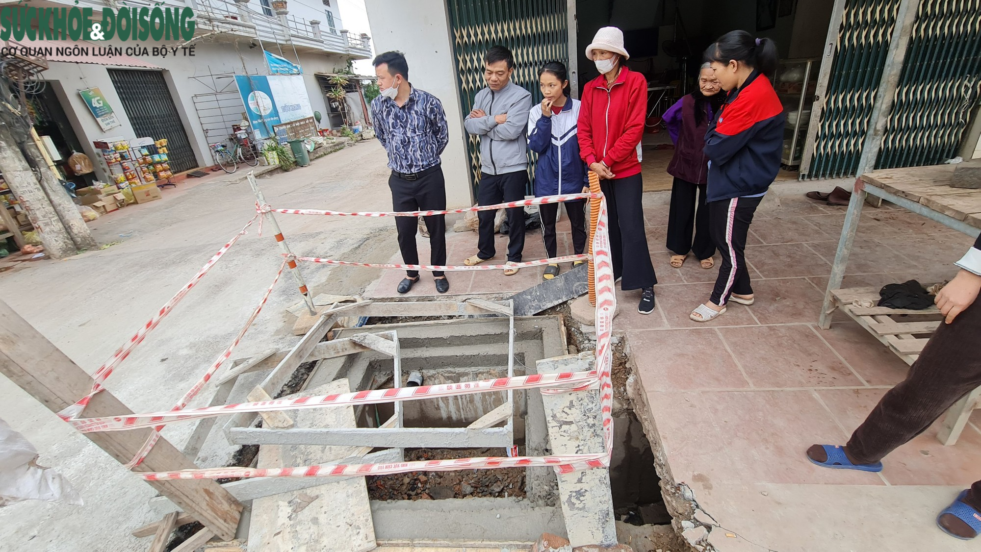 Hiện trường vụ bé gái 3 tuổi rơi xuống cống thoát nước ở Bắc Giang - Ảnh 7.
