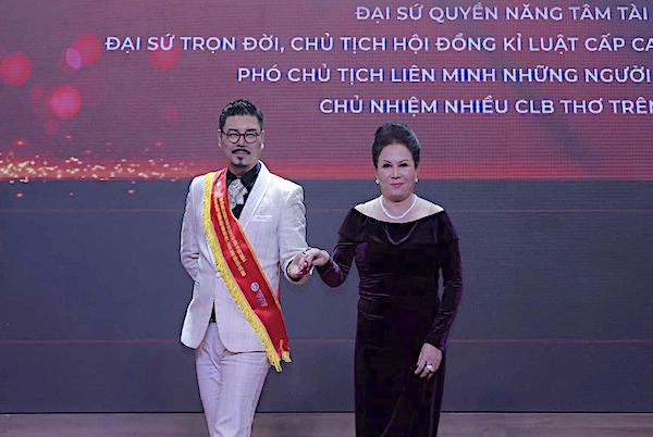 Công ty tổ chức sự kiện 'nhà thơ thế giới' Tống Thu Ngân bị phạt 75 triệu đồng - Ảnh 1.