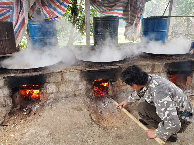 Thủ phủ mật mía đỏ lửa ngày đêm phục vụ Tết Nguyên đán - Ảnh 1.