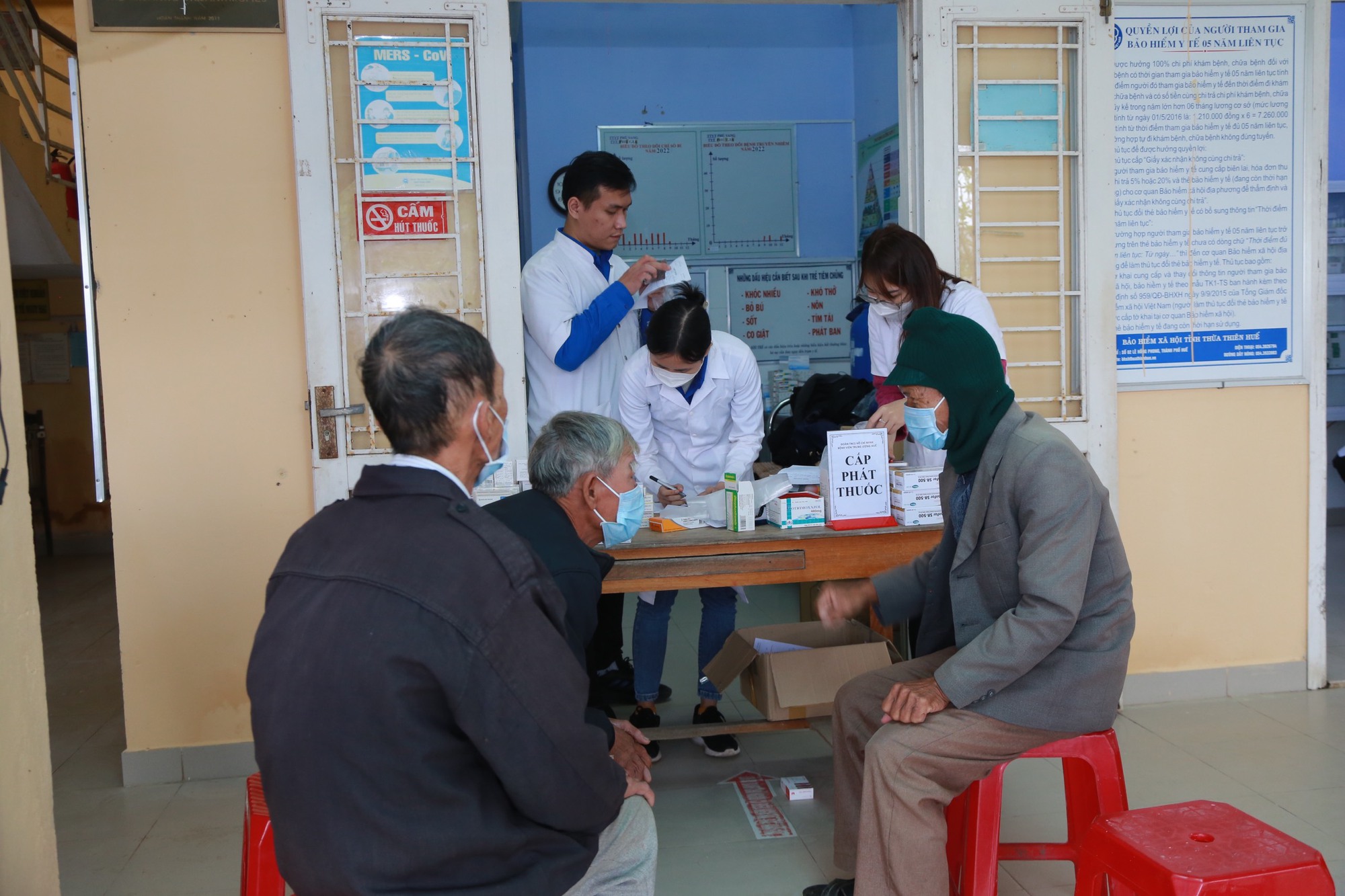 Thầy thuốc trẻ khám bệnh, cấp thuốc miễn phí cho người dân vùng khó khăn - Ảnh 2.