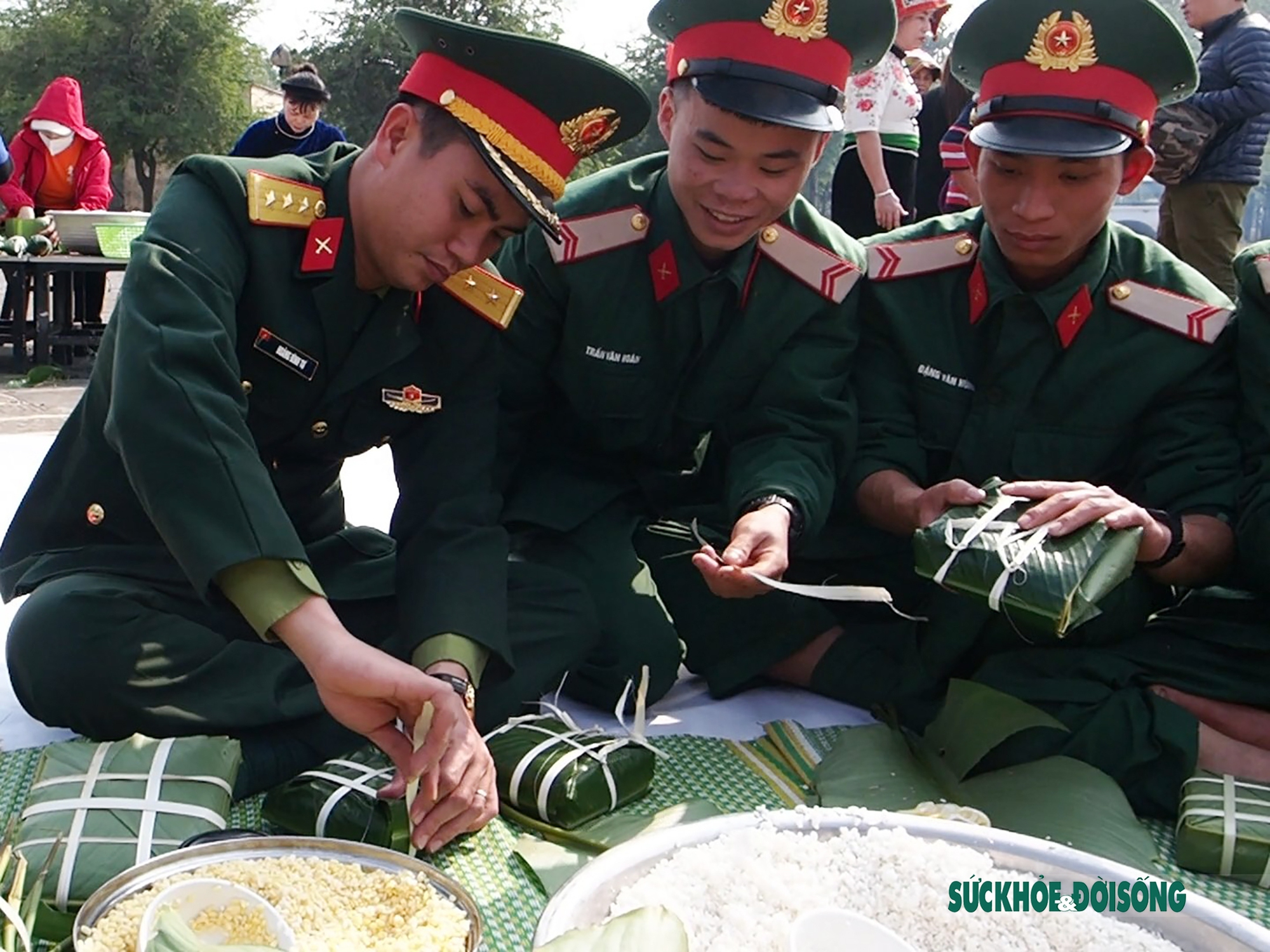 Bộ đội gói bánh chưng trong chương trình &quot;Tết vì người nghèo&quot; xuân Quý Mão 2023 - Ảnh 6.