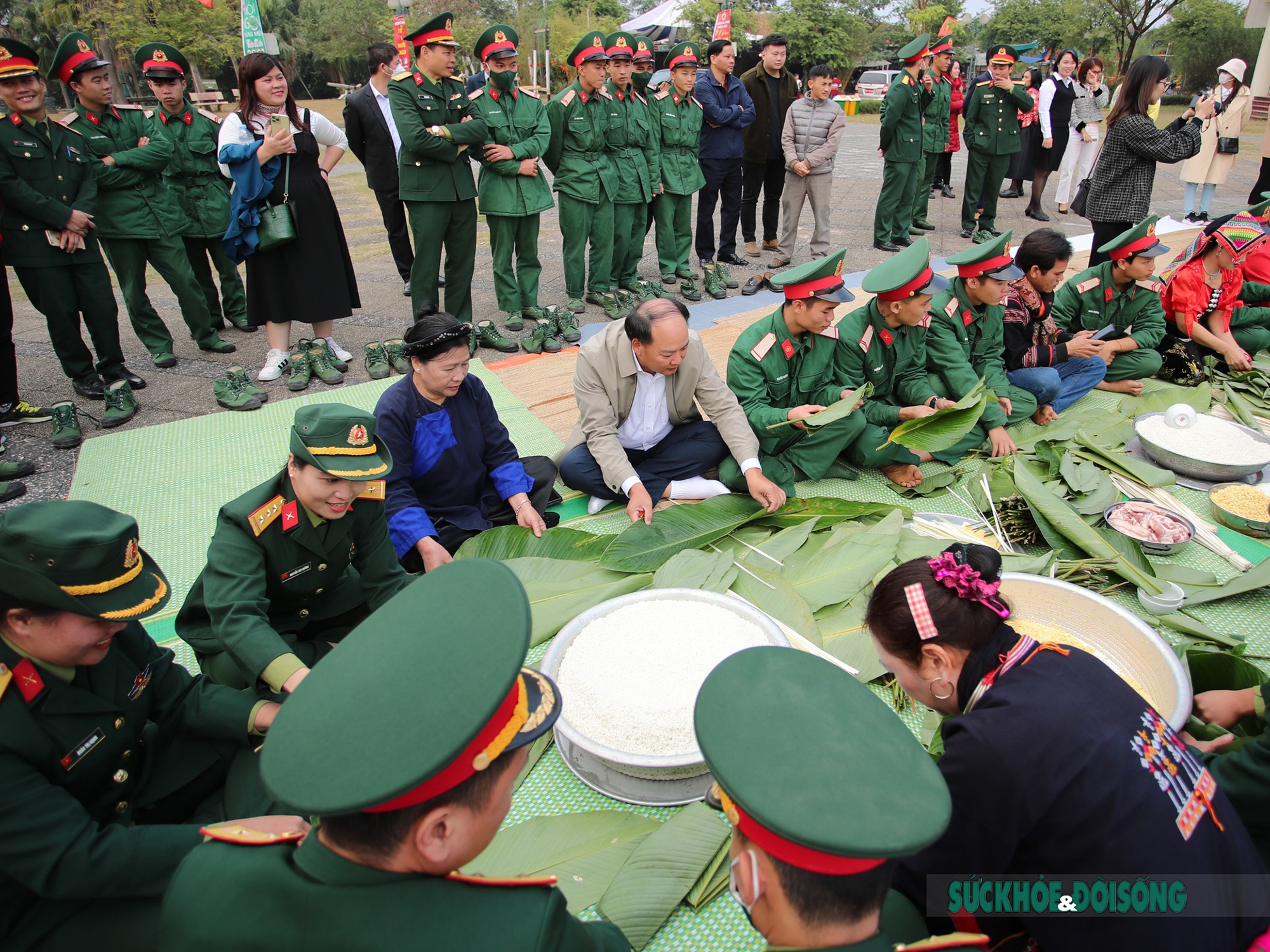 Bộ đội gói bánh chưng trong chương trình &quot;Tết vì người nghèo&quot; xuân Quý Mão 2023 - Ảnh 10.