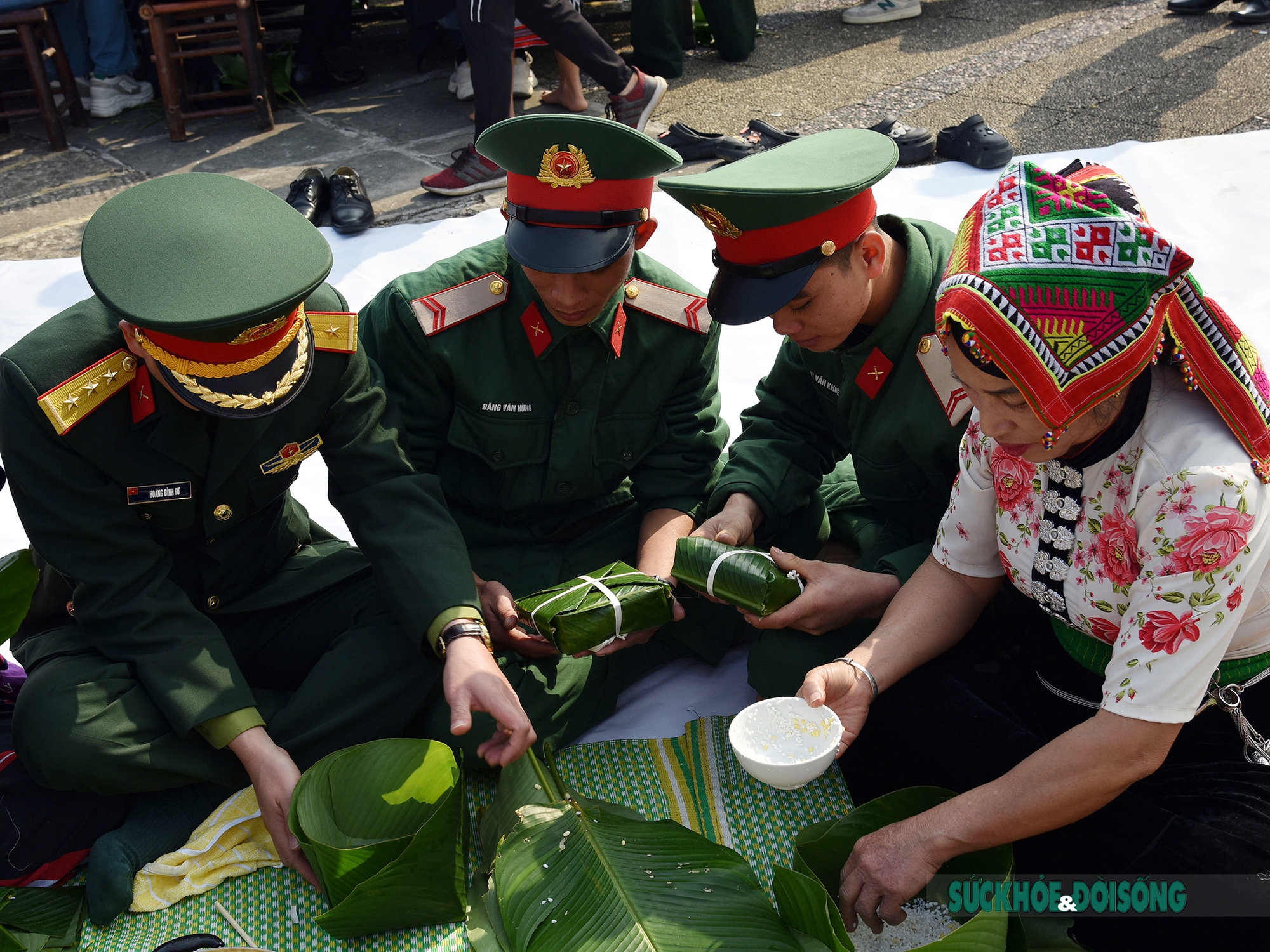 Bộ đội gói bánh chưng trong chương trình &quot;Tết vì người nghèo&quot; xuân Quý Mão 2023 - Ảnh 4.