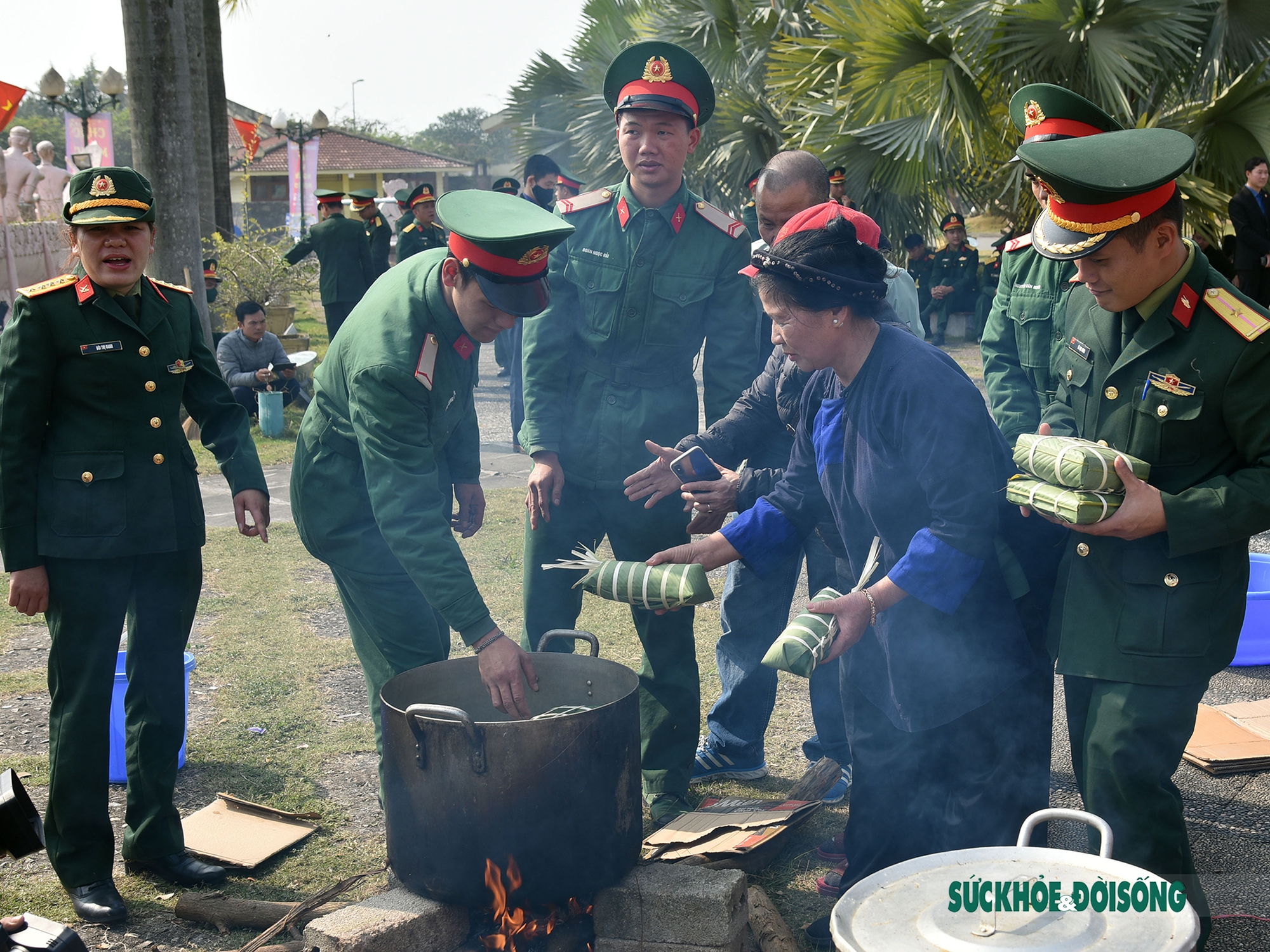 Bộ đội gói bánh chưng trong chương trình &quot;Tết vì người nghèo&quot; xuân Quý Mão 2023 - Ảnh 11.