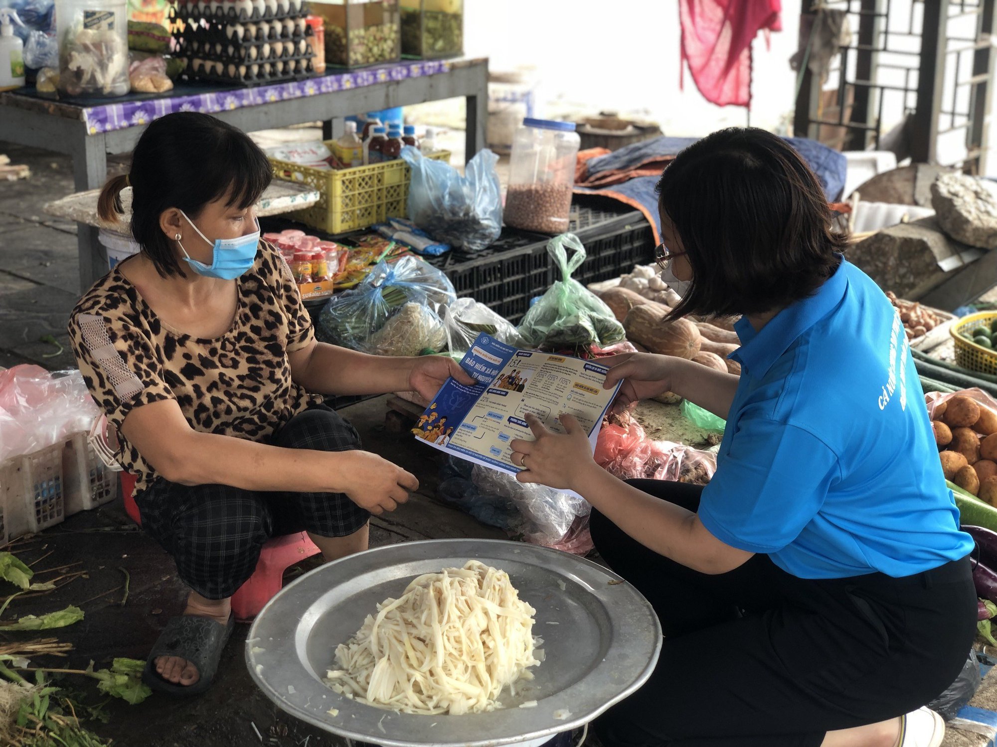 Quận Long Biên (Hà Nội): Hộ nghèo, cận nghèo được hỗ trợ 100% tiền đóng khi tham gia BHXH tự nguyện - Ảnh 1.