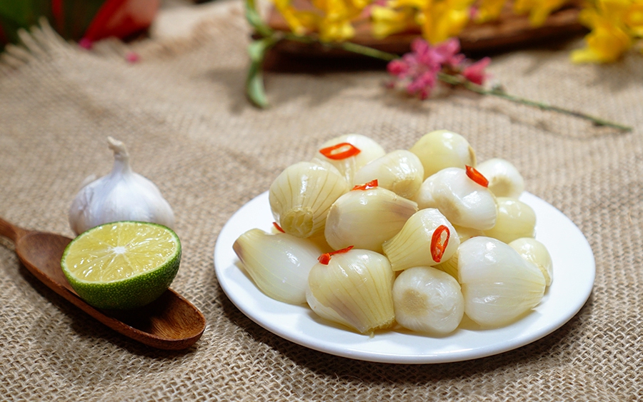 Bác sĩ hướng dẫn người bệnh dạ dày cách ăn dưa hành muối ngày Tết