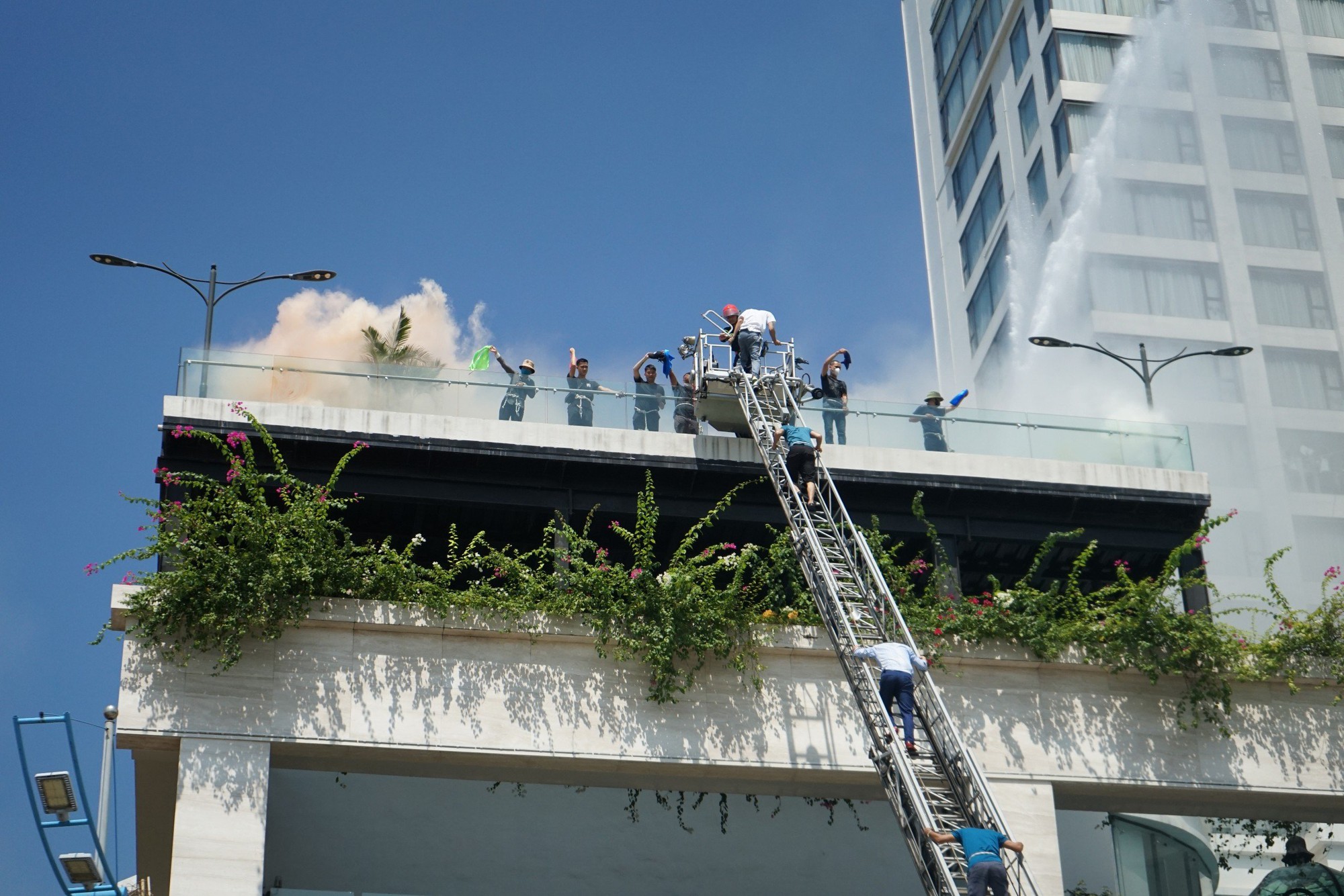 Quảng Ninh huy động robot, trực thăng và nhân viên y tế tham gia diễn tập chữa cháy, cứu nạn  - Ảnh 17.