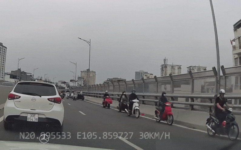 [VIDEO] Xe máy "rồng rắn" đi ngược chiều trên đường vành đai khi thấy CSGT