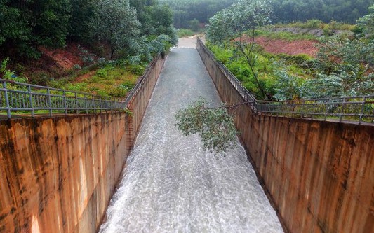 Nhiều hồ đập ở Hà Tĩnh, Nghệ An xả tràn để phòng lũ