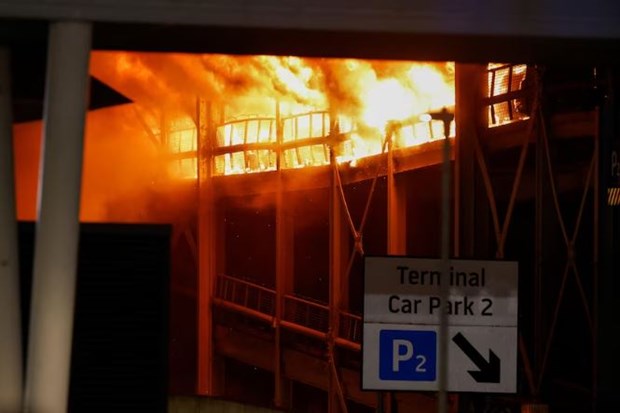 Anh: Cháy tại sân bay Luton, tất cả các chuyến bay bị đình chỉ - Ảnh 1.