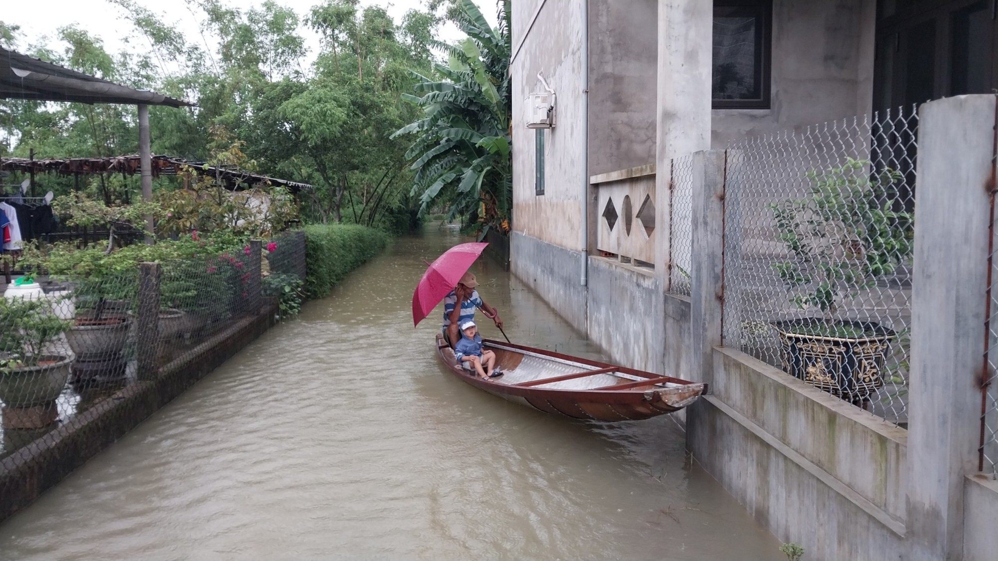 Thừa Thiên Huế mưa lớn, nhiều nơi ngập lụt, hàng nghìn hộ dân mất điện - Ảnh 8.