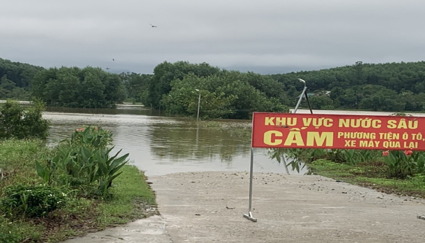 Thừa Thiên Huế mưa lớn, nhiều nơi ngập lụt, hàng nghìn hộ dân mất điện - Ảnh 1.
