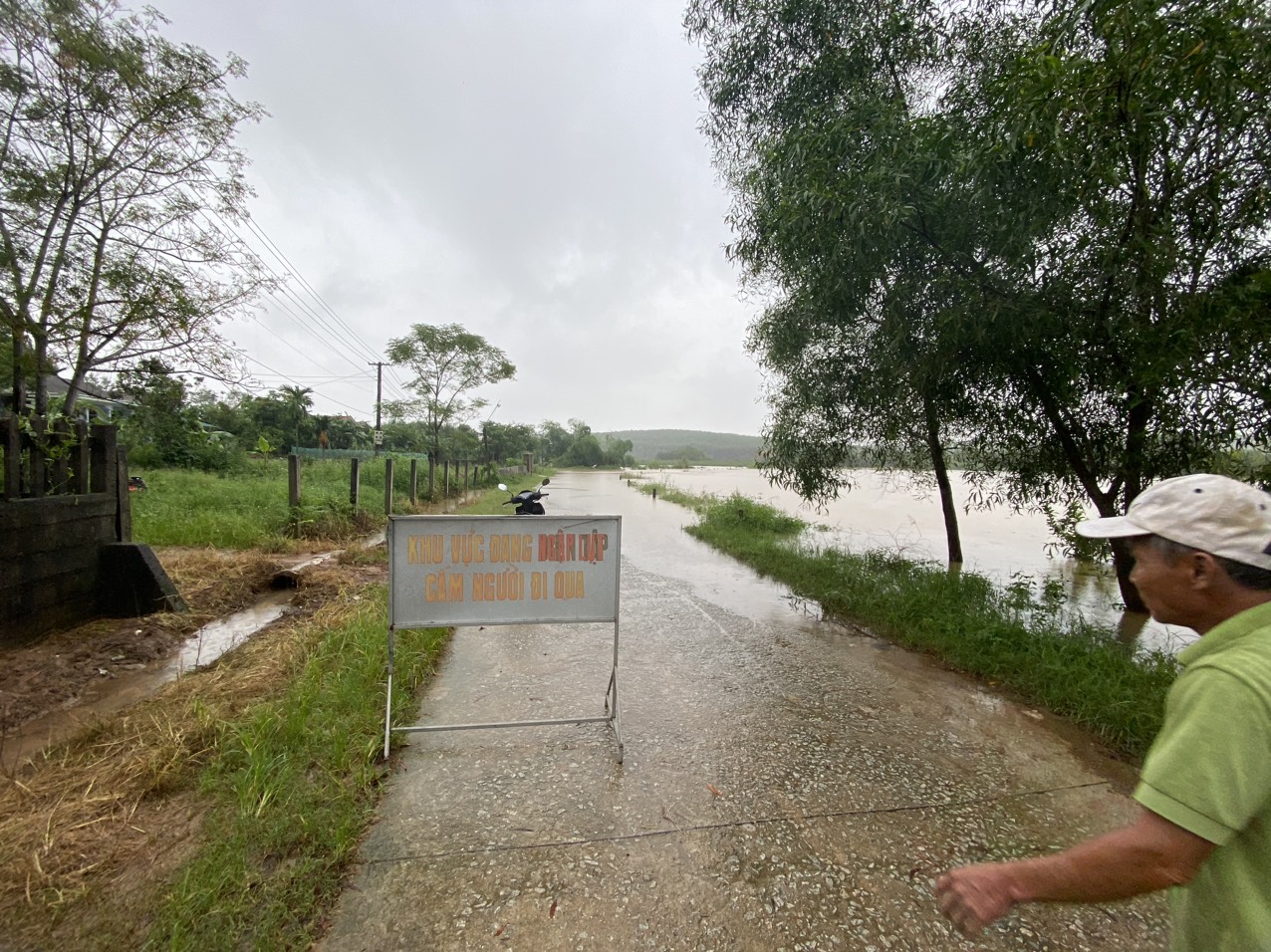 Thừa Thiên Huế mưa lớn, nhiều nơi ngập lụt, hàng nghìn hộ dân mất điện - Ảnh 5.