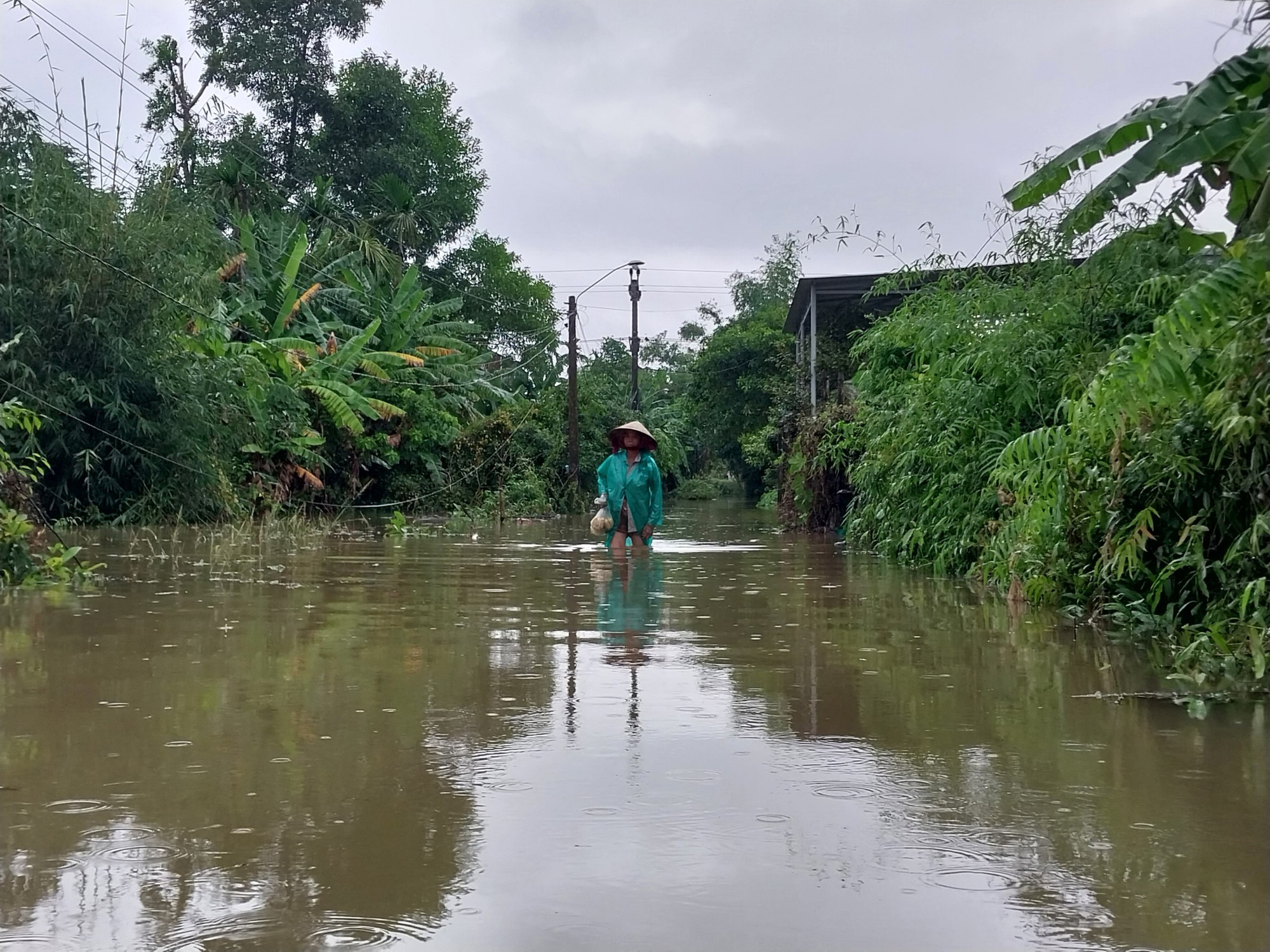 Thừa Thiên Huế mưa lớn, nhiều nơi ngập lụt, hàng nghìn hộ dân mất điện - Ảnh 7.