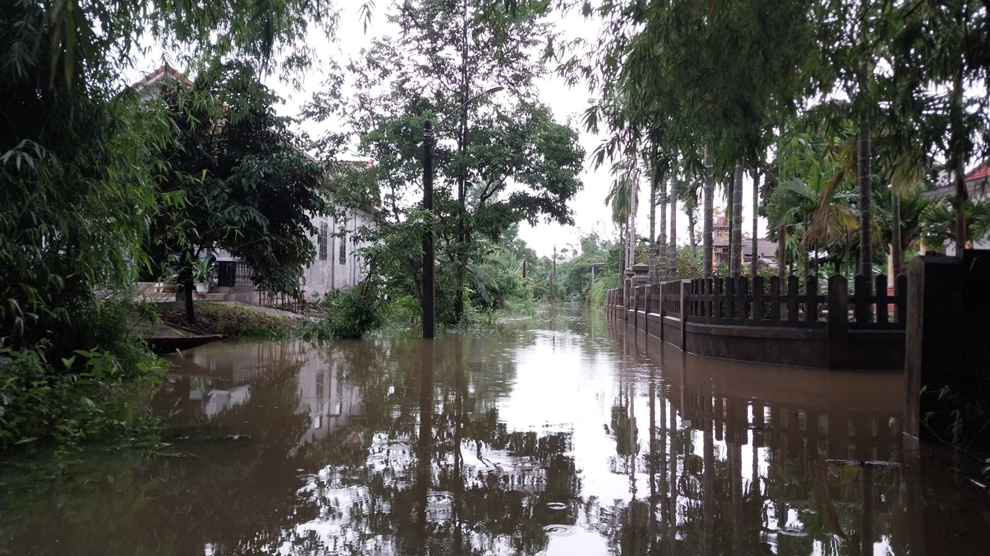 Thừa Thiên Huế mưa lớn, nhiều nơi ngập lụt, hàng nghìn hộ dân mất điện - Ảnh 6.