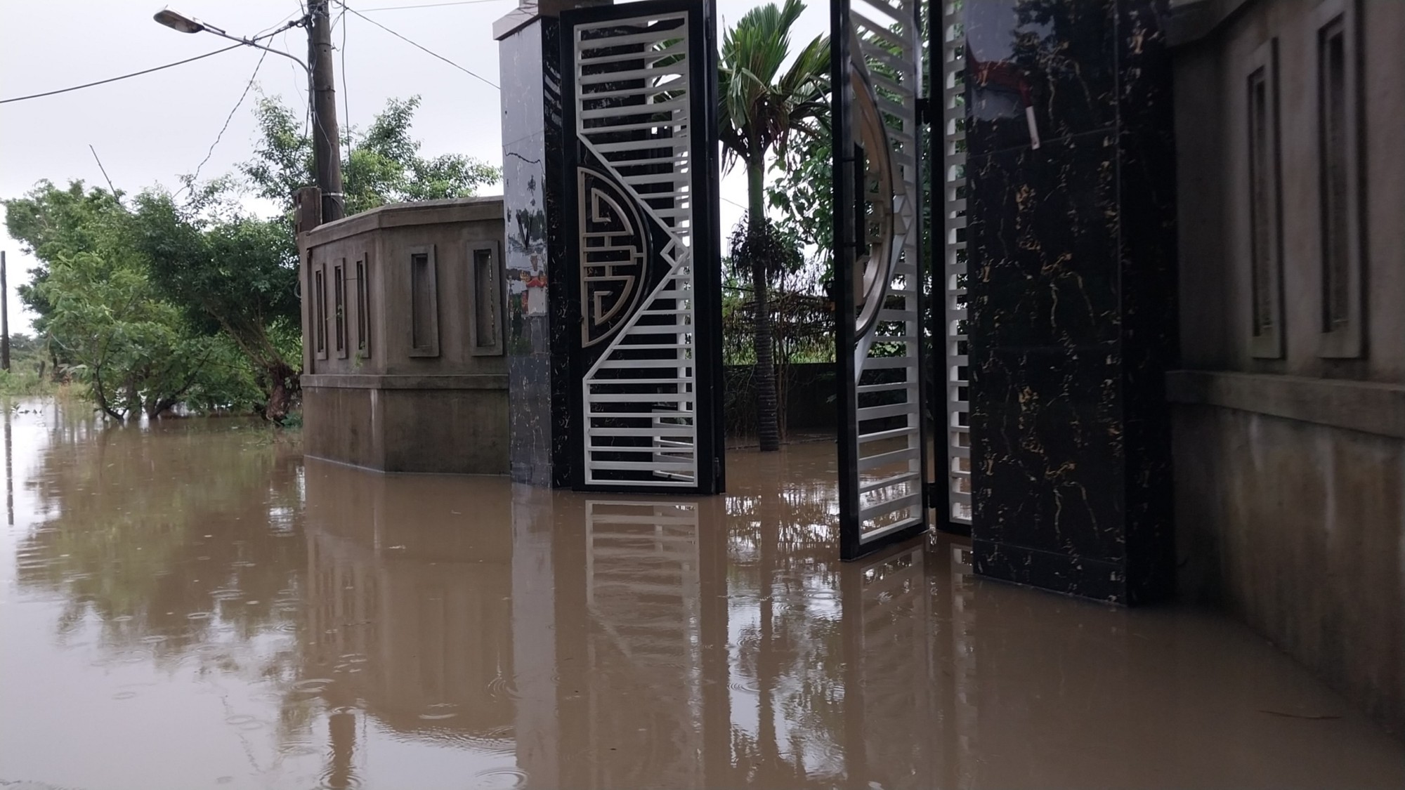 Thừa Thiên Huế mưa lớn, nhiều nơi ngập lụt, hàng nghìn hộ dân mất điện - Ảnh 9.