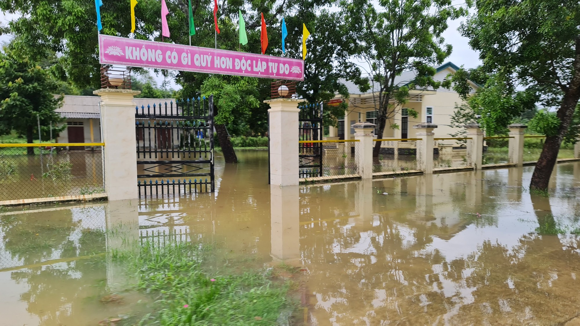 Thừa Thiên Huế mưa lớn, nhiều nơi ngập lụt, hàng nghìn hộ dân mất điện - Ảnh 3.