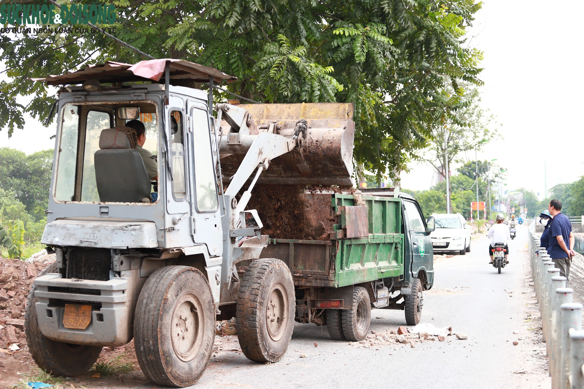 Dẹp bãi rác bủa vây bệnh viện tại Hoàng Mai sau phản ánh của Báo Sức khỏe&Đời sống - Ảnh 8.