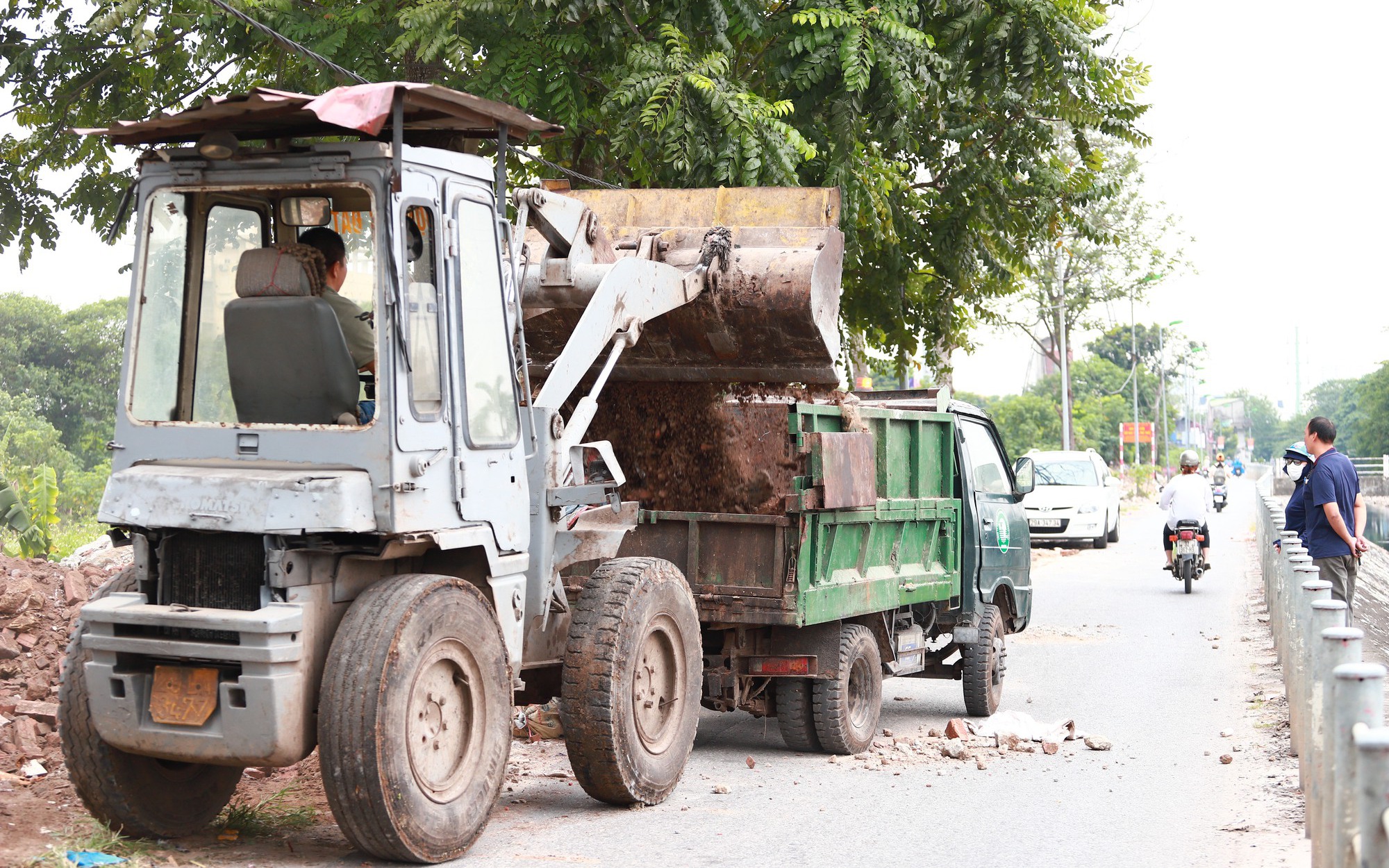 Dẹp bãi rác bủa vây bệnh viện tại Hoàng Mai sau phản ánh của Báo Sức khỏe&Đời sống